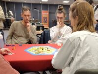 Jeffrey Hirs wint NK CATAN 2026 na recordeditie met 1100 deelnemers